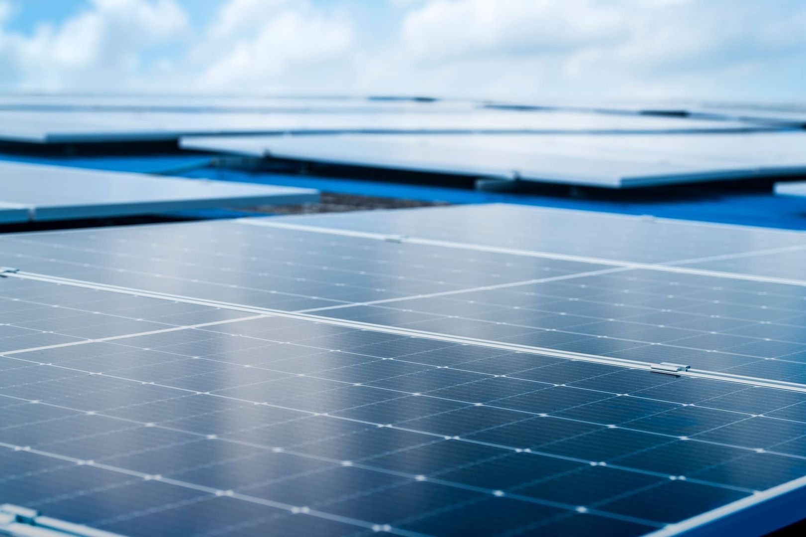 Detailansicht einer Reihe von Photovoltaik-Anlagen